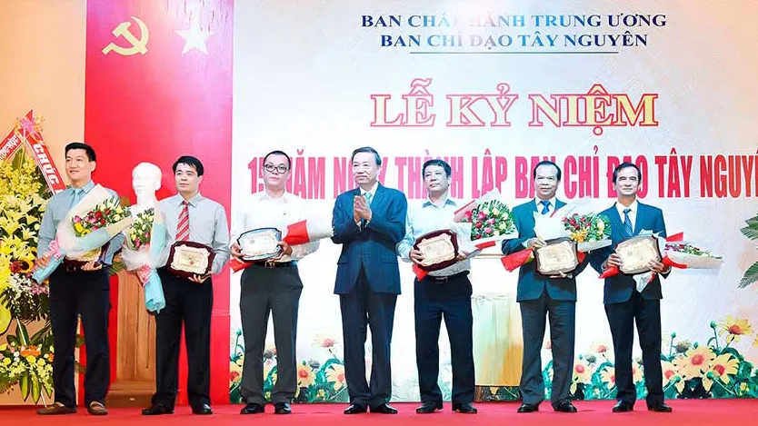 Ban Chỉ đạo Tây Nguyên đón nhận Huân chương Lao động hạng nhất