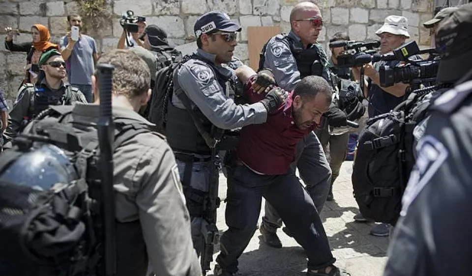 Cảnh sát Israel bắt giữ một người Palestine sau khi ông này kêu gọi các giáo sĩ cầu nguyện trên phố thay vì tại nhà thờ Hồi giáo Al Aqsa, tại thành phố cổ Jerusalem, ngày 19-7. Ảnh: AP