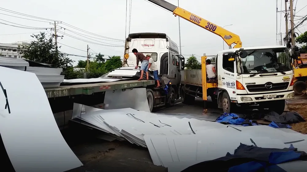 Xe đầu kéo làm rơi hàng trăm tấm thép, xe máy đi sau may mắn thoát nạn