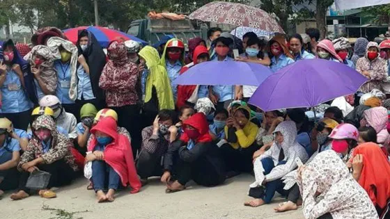 Hàng trăm công nhân nghỉ việc đòi quyền lợi