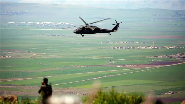 Một trực thăng Mỹ bay gần thị trấn al-Malikiyah, Syria hồi tháng 4-2017. Ảnh: AFP
