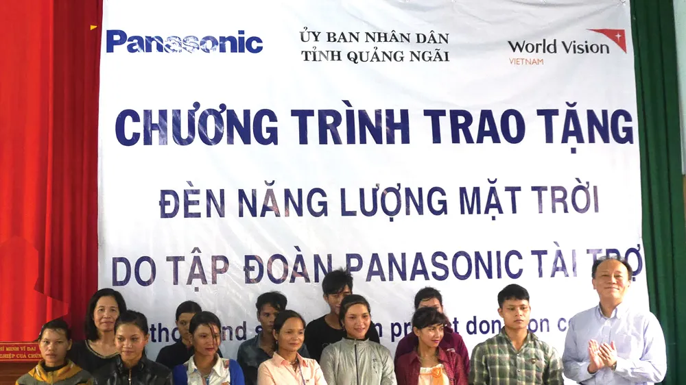 Panasonic trao tặng 1.200 đèn năng lượng mặt trời cho miền Trung