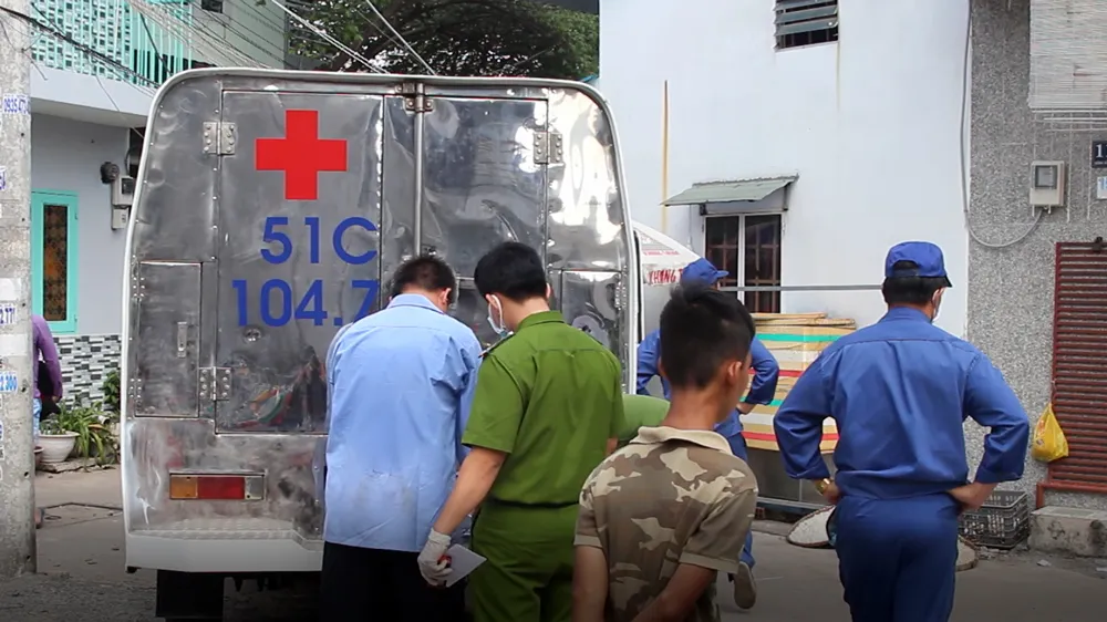 Lực lượng chức năng đưa thi thể về để tiếp tục điều tra​