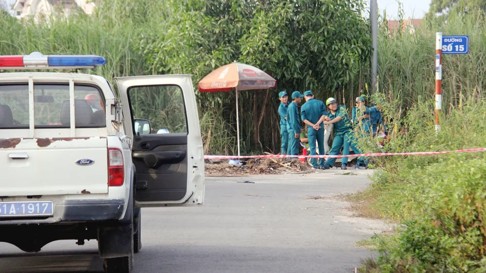 Công an phong toả khám nghiệm hiện trường. Ảnh: CHÍ THẠCH