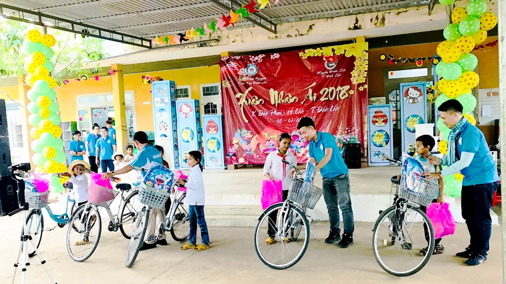 Mang xuân đến với trẻ vùng cao