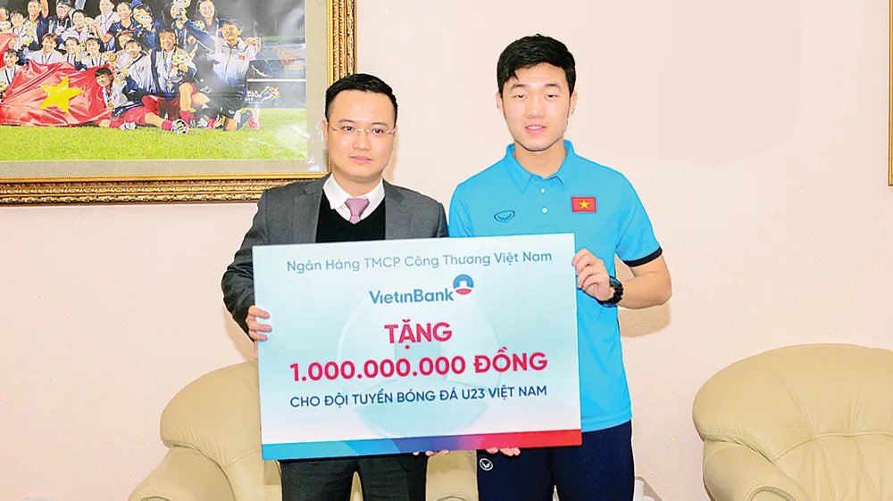 Ông Nguyễn Đình Vinh trao tặng 1 tỷ đồng cho Đội tuyển bóng đá nam U23 Việt Nam