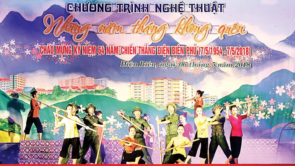Tiết mục văn nghệ chào mừng lễ kỷ niệm. Ảnh: TTXVN
