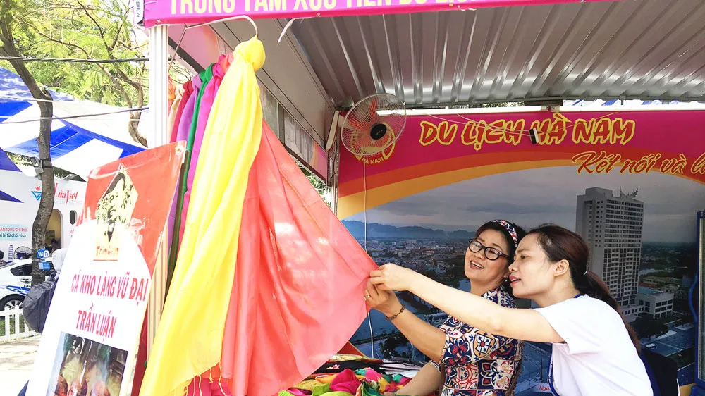 Người tiêu dùng chọn mua khăn choàng tại một hội chợ ở TPHCM