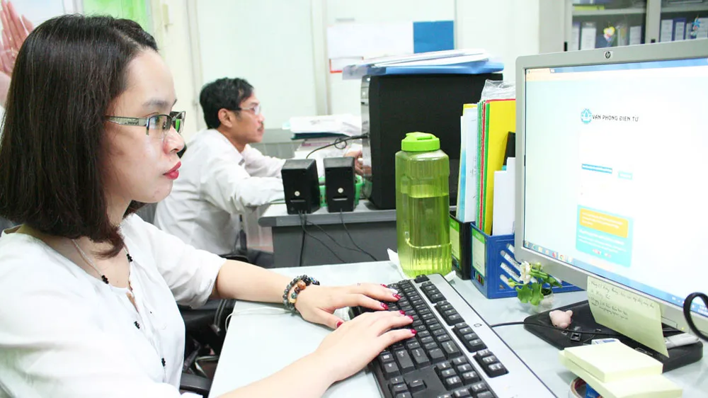 Nhân viên Sawaco xử lý công việc trên văn phòng điện tử 