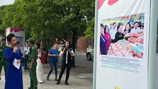 Khai mạc triển lãm ảnh kỷ niệm 70 năm ngày Chủ tịch Hồ Chí Minh ra lời kêu gọi thi đua ái quốc