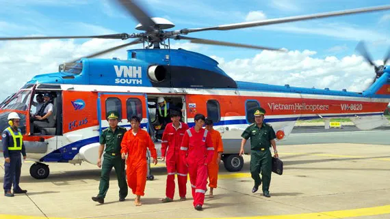 Dùng trực thăng đưa thuyền viên gặp nạn trên biển vào bờ