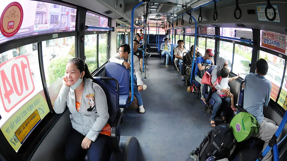 Hành khách đi xe buýt tuyến 104. Ảnh: CAO THĂNG
