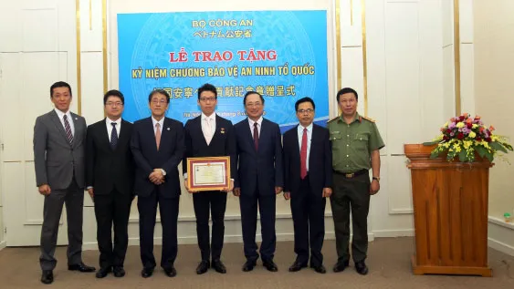 Tặng Kỷ niệm chương cho ông Hatano Toru, Tùy viên cảnh sát Nhật Bản tại Việt Nam