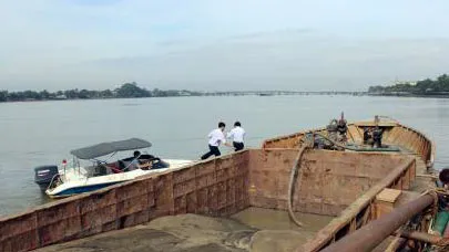 Cưỡng chế phương tiện hút cát ở lòng hồ Dầu Tiếng