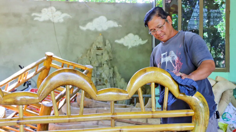Ông Phan Văn Chánh tạo dựng cơ ngơi, nuôi sống gia đình bằng sản phẩm từ gốc tre