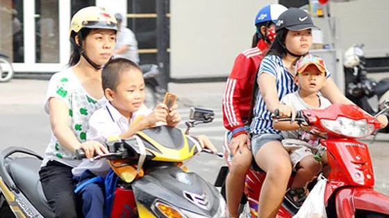 Tặng học sinh phiếu mua nón bảo hiểm đạt chuẩn
