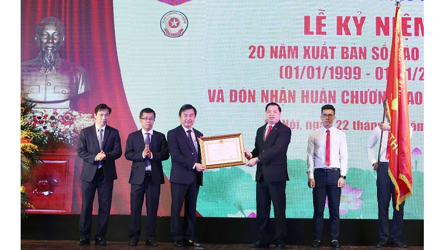 Báo Kinh tế & Đô thị đón nhận Huân chương Lao động hạng nhì