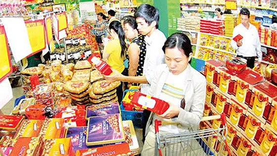 Chi trả lương, thưởng sớm để người lao động mua sắm tết