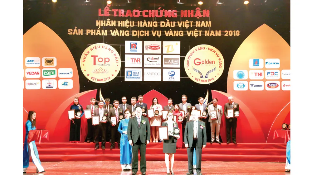 Đại diện Công ty Vedan nhận chứng nhận từ Ban tổ chức