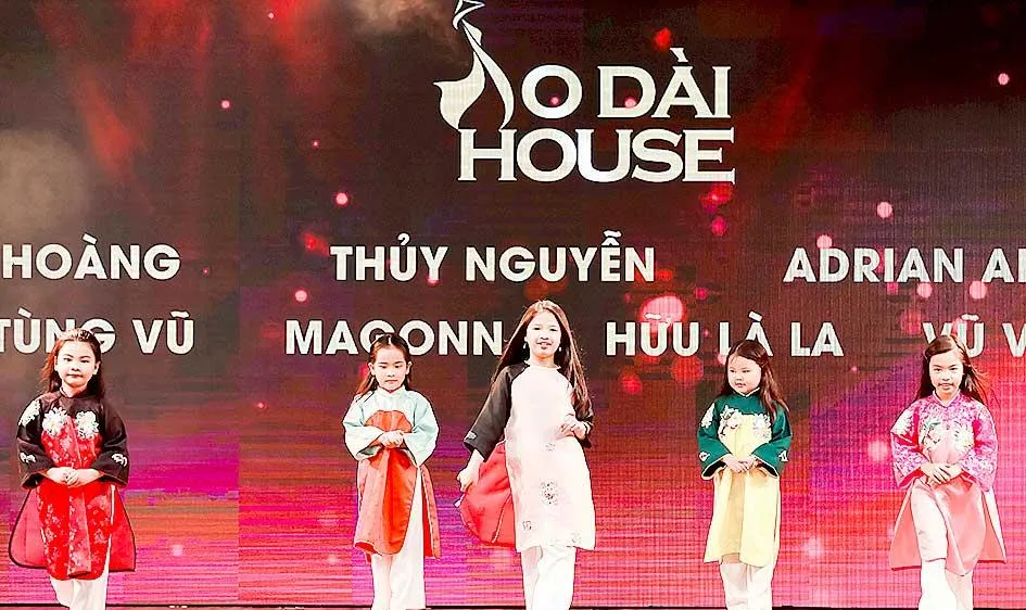 Người mẫu nhí trình diễn áo dài