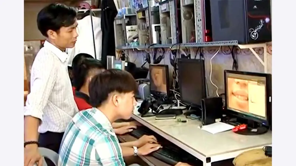 Thầy giáo Thống hướng dẫn các học trò