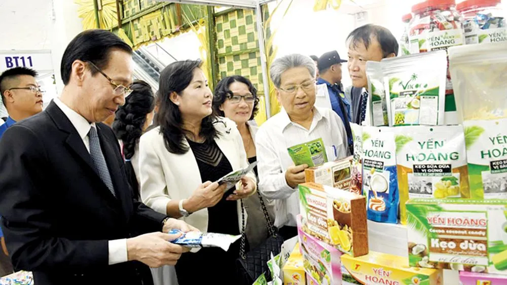 Khách tham quan gian hàng khởi nghiệp của các doanh nghiệp TP Bến Tre. Ảnh: HỮU HIỆP