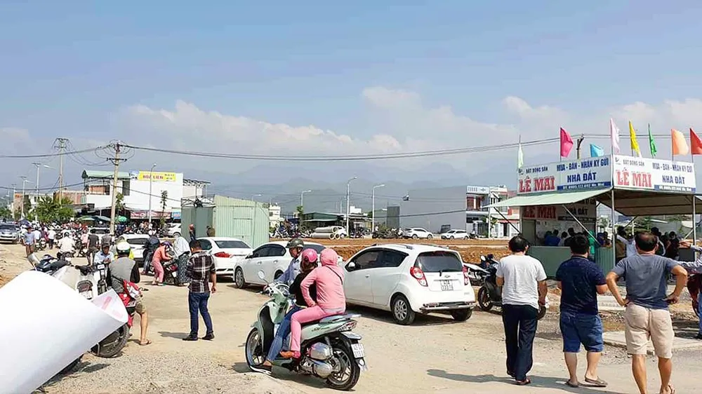 Ki-ốt giao dịch bất động sản mọc lên khắp nơi ở Quảng Nam và TP Đà Nẵng. Ảnh: NGỌC PHÚC