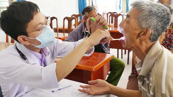Khám bệnh, tặng nhà cho người dân vùng biên giới