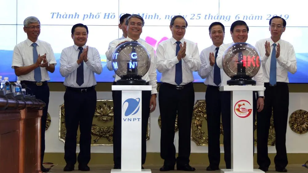 Lãnh đạo TPHCM bấm nút triển khai hệ thống “Phòng họp không giấy” và ứng dụng “Giao việc tức thời - nhắc việc thông minh”. Ảnh: TTXVN