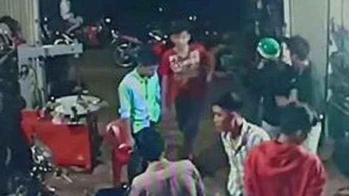 Côn đồ xông vào nhà dân đánh người 