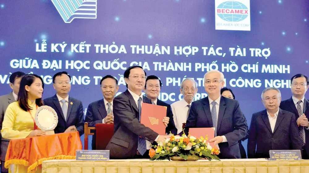 Ký kết tài trợ cho Quỹ phát triển Đại học Quốc gia TPHCM