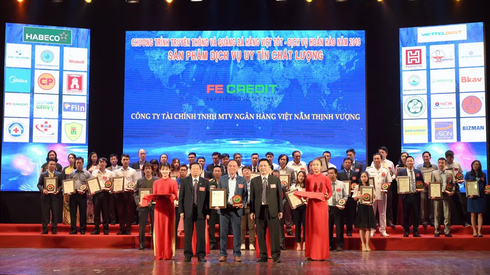 FE CREDIT lọt vào Top 10 Hàng Việt tốt vì quyền lợi người tiêu dùng 2019