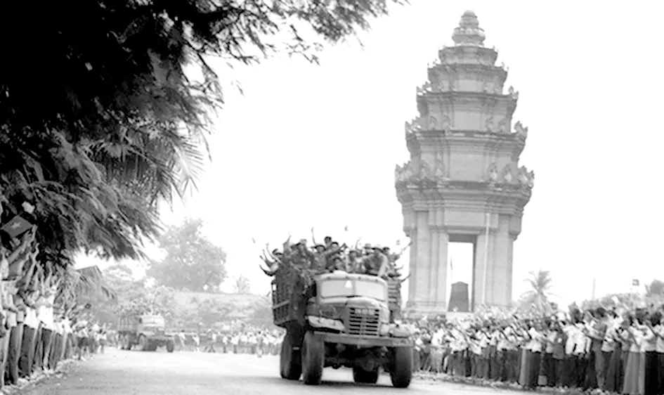 Nhân dân thủ đô Phnôm Pênh tiễn quân tình nguyện Việt Nam về nước. Ảnh: TTXVN