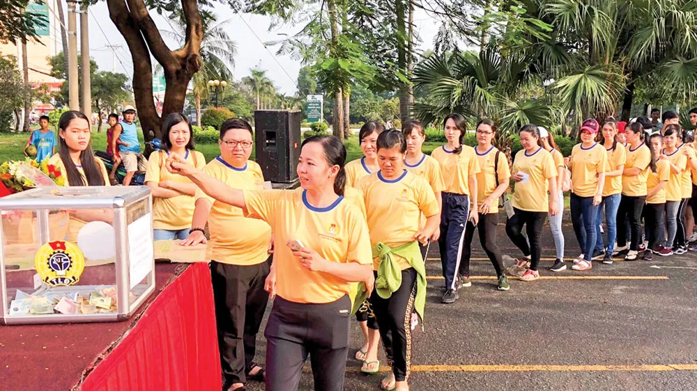 Công đoàn viên, người lao động đóng góp ủng hộ chương trình “Vì người bạn đoàn viên công đoàn”