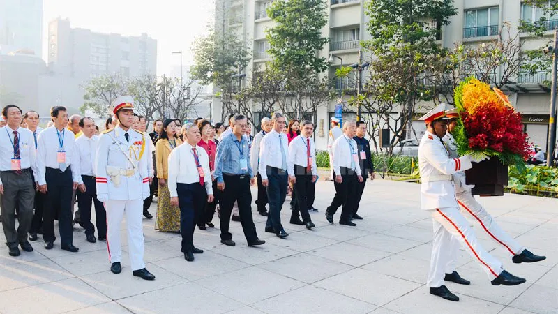 Đoàn đại biểu các dân tộc thiểu số TPHCM dâng hoa tưởng nhớ Chủ tịch Hồ Chí Minh