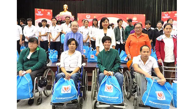 Phấn đấu ít nhất 1,5 triệu suất quà tết tặng người nghèo