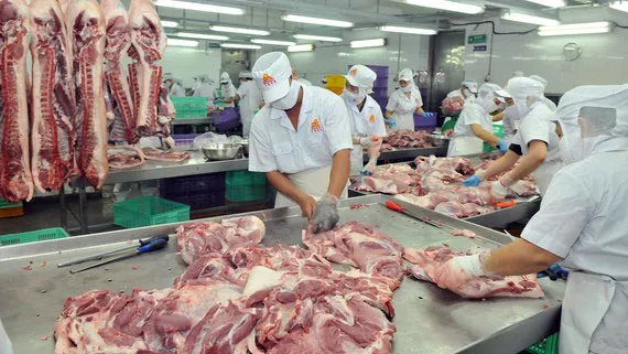 Pha lóc thịt heo cung ứng bình ổn thị trường. Ảnh: THÀNH TRÍ