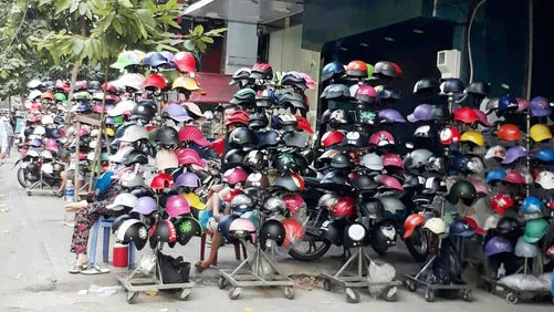 Phát hiện cơ sở làm nón bảo hiểm giả
