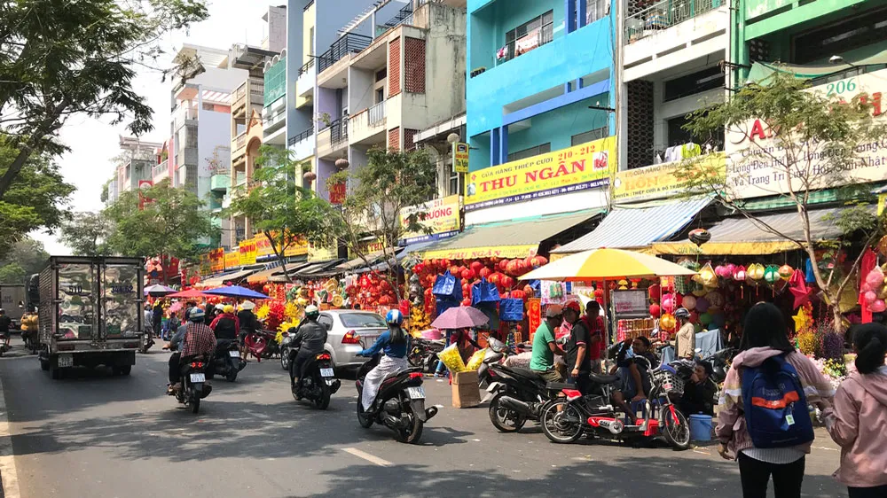 Chen chúc đường phố những ngày giáp tết