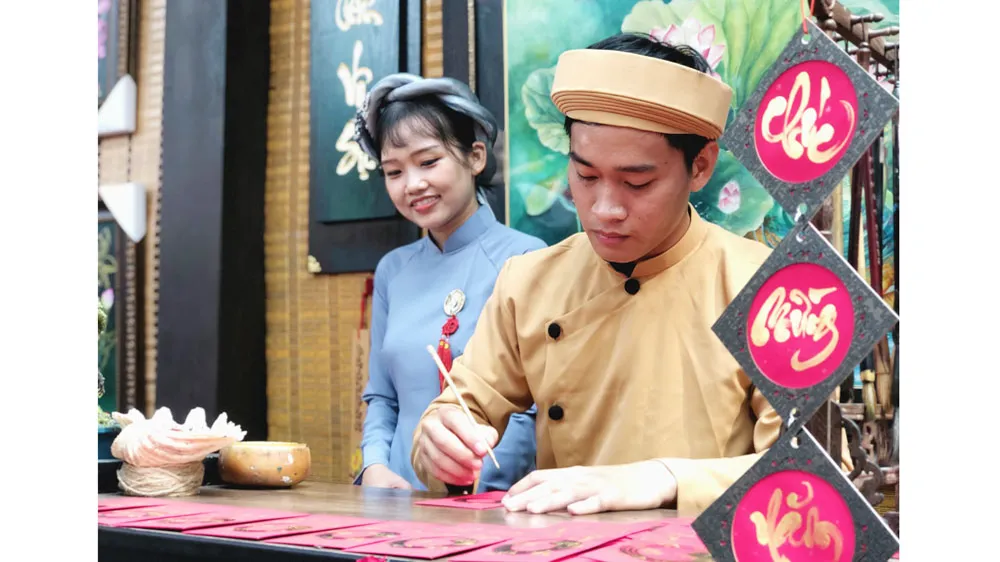 Ông đồ trẻ cho chữ ngày xuân