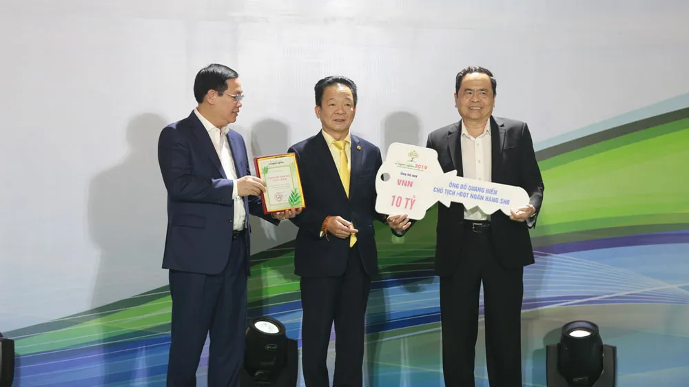 Doanh nhân Đỗ Quang Hiển cùng Tập đoàn T&T Group, Ngân hàng SHB thường xuyên đồng hành cùng các chương trình xã hội, vì cộng đồng