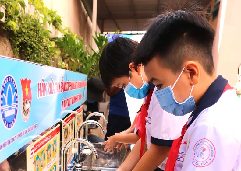Trao 25 bồn rửa tay mở nước bằng chân đạp cho học sinh