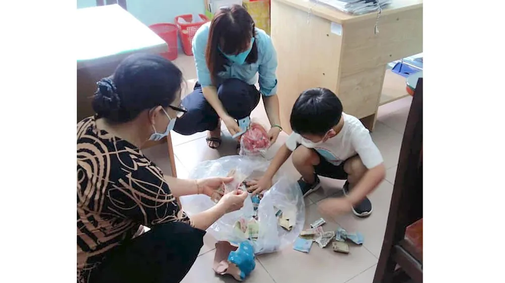 Bé Bùi Khánh Lâm đập heo đất tại phường Linh Chiểu ủng hộ phòng chống dịch bệnh