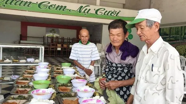 Những suất cơm nghĩa tình