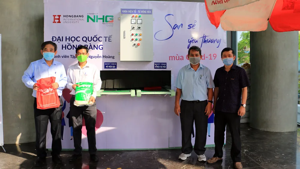 NGND.PGS.TS Hồ Thanh Phong – Hiệu trưởng Đại học Quốc tế Hồng Bàng chụp ảnh lưu niệm với thầy trò Khoa Điện tử - Tự động hóa bên chiếc máy do Khoa tự sản xuất