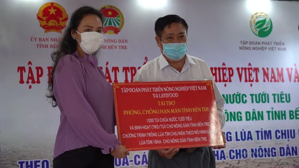 Bà Trương Huệ Vân, chủ tịch Tập đoàn Phát triển Nông nghiệp Việt Nam, trao tài trợ cho Hội Nông dân tỉnh Bến Tre