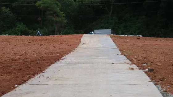 Đường bê tông xây dựng trên đất nông nghiệp tại Đà Lạt. Ảnh: ĐOÀN KIÊN