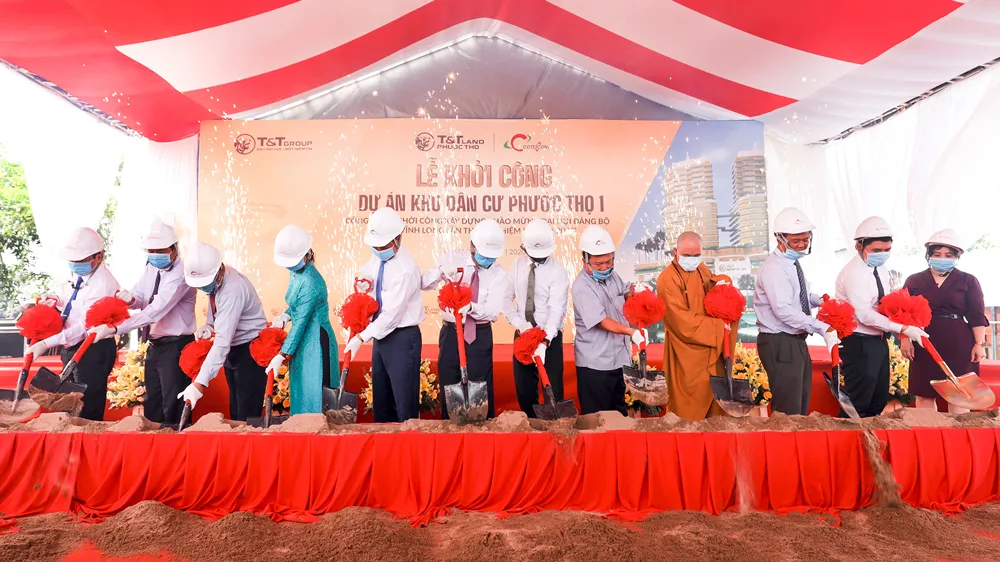Đại diện Chủ đầu tư và các đại biểu thực hiện nghi lễ khởi công dự án Khu dân cư Phước Thọ 1