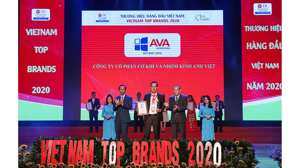 Ông Nguyễn Văn Âu - Giám đốc dự án khối Nhôm kính đại diện AVA Windows đón nhận danh hiệu Top 10 Thương hiệu hàng đầu Việt Nam 2020