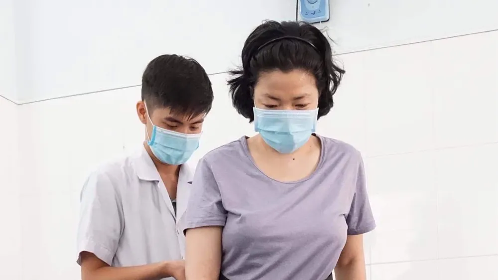 Kỹ thuật viên tại Trạm Y tế phường 3, quận 3 tập vật lý trị liệu, phục hồi chức năng sau đột quỵ cho bệnh nhân. Ảnh: HOÀNG HÙNG